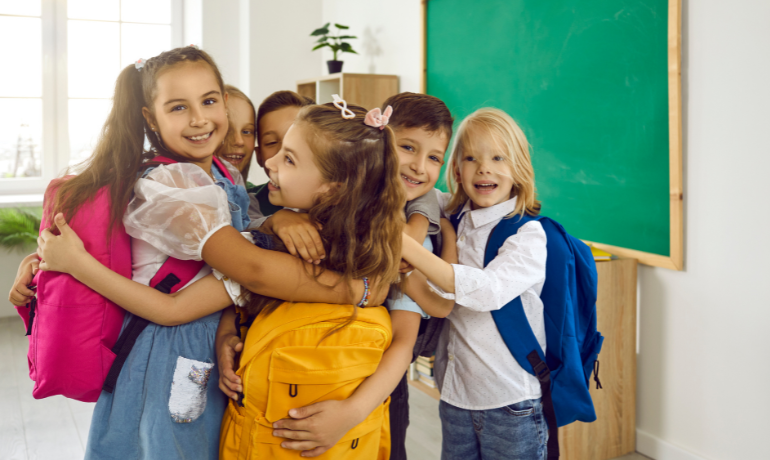 صورة توضح انتشار القمل بين الأطفال في المدرسة نتيجة التلامس القريب داخل الفصول الدراسية.