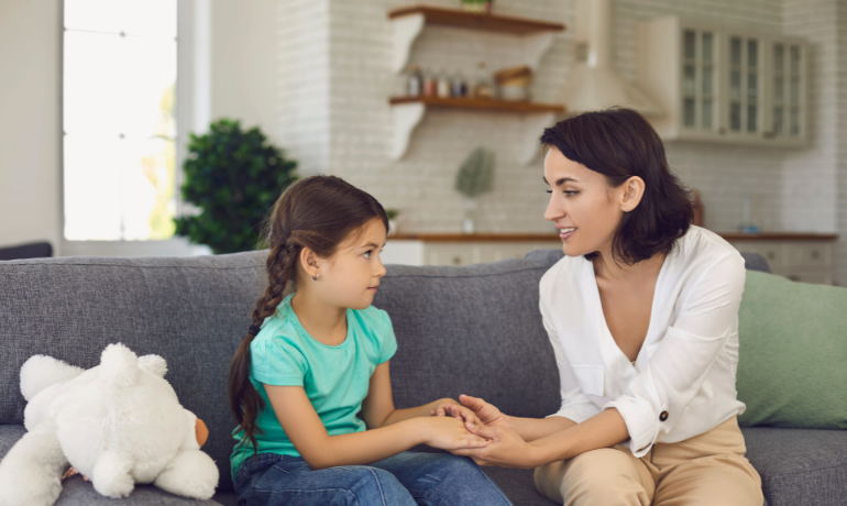 أم تتحدث مع ابنتها عن القمل بهدوء وبدون إحراج وتجيب عن الاسئلة:هل القمل مخيف للأطفال؟ لمحاولة إزالة الخجل من القمل عند الأطفال