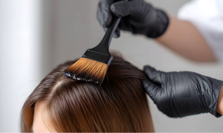 صبغ الشعر كطريقة شائعة يعتقد البعض أنها تقتل القمل