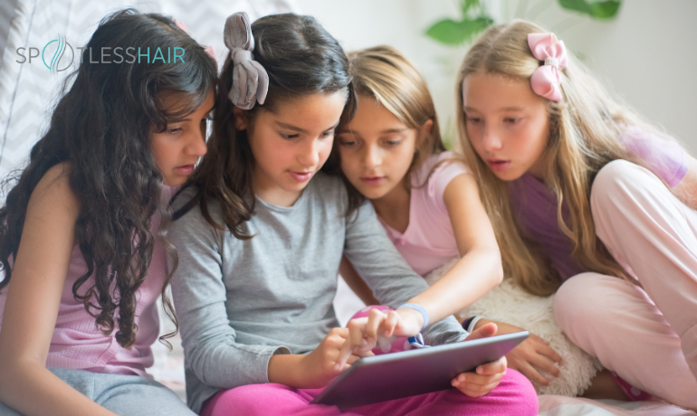 أطفال يجلسون متقاربين حول الآيباد مما يزيد من احتمالية انتقال القمل بسبب تلامس الرؤوس والذي يعتبر اهم أسباب انتشار القمل في البيت