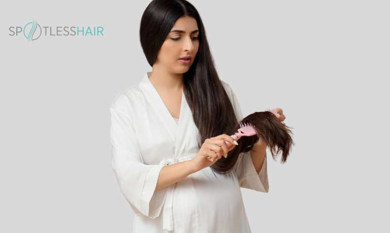 امرأة حامل تمشط شعرها، مما يعكس حاجتها إلى علاج القمل في مركز متخصص بطرق آمنة 