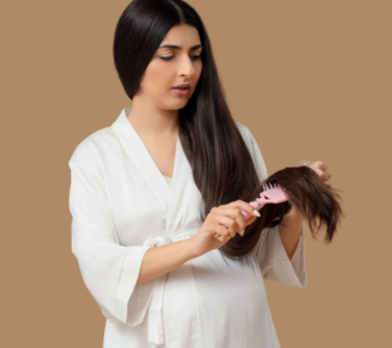 امرأة حامل تمشط شعرها، مما يعكس حاجتها إلى علاج القمل في مركز متخصص بطرق آمنة.