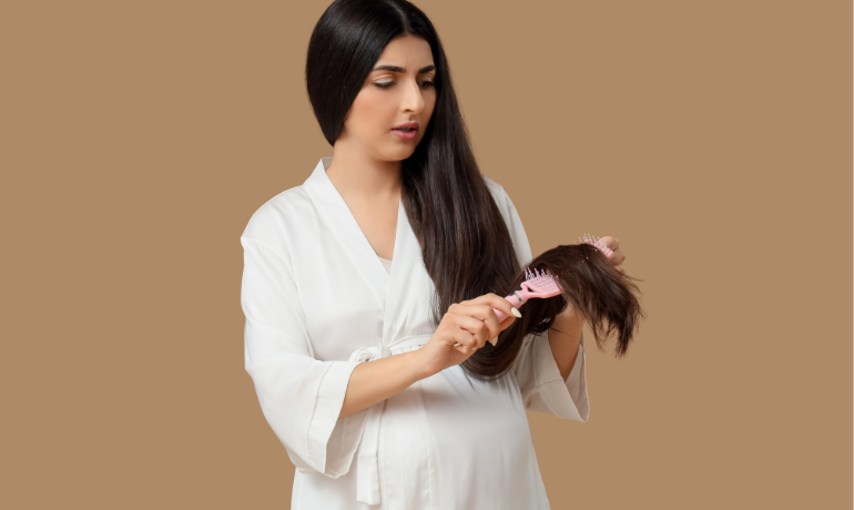 امرأة حامل تمشط شعرها، مما يعكس حاجتها إلى علاج القمل في مركز متخصص بطرق آمنة.