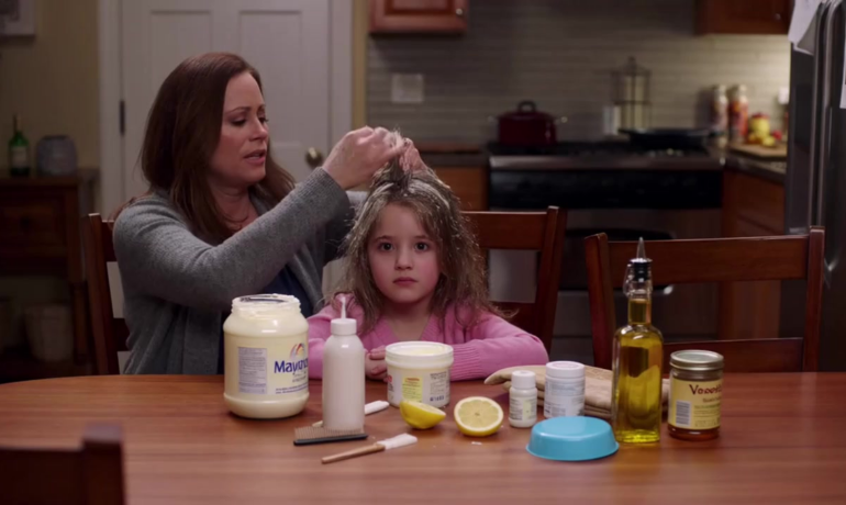 أم تعالج شعر ابنتها في المنزل باستخدام طرق طبيعية للتخلص من القمل