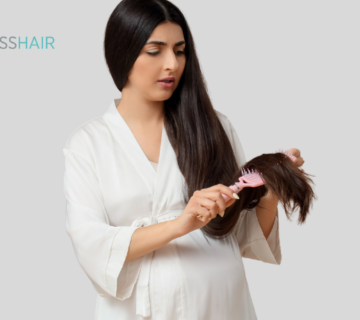 امرأة حامل تمشط شعرها، مما يعكس حاجتها إلى علاج القمل في مركز متخصص بطرق آمنة.