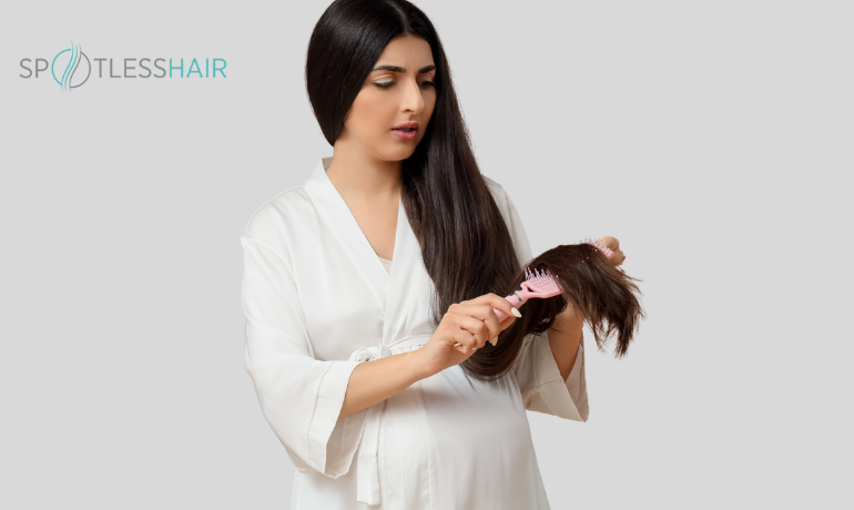 امرأة حامل تمشط شعرها، مما يعكس حاجتها إلى علاج القمل في مركز متخصص بطرق آمنة.