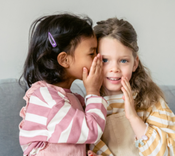 انتقال القمل بين الأطفال بسبب تلامس الرؤوس أو مشاركة الأدوات الشخصية.