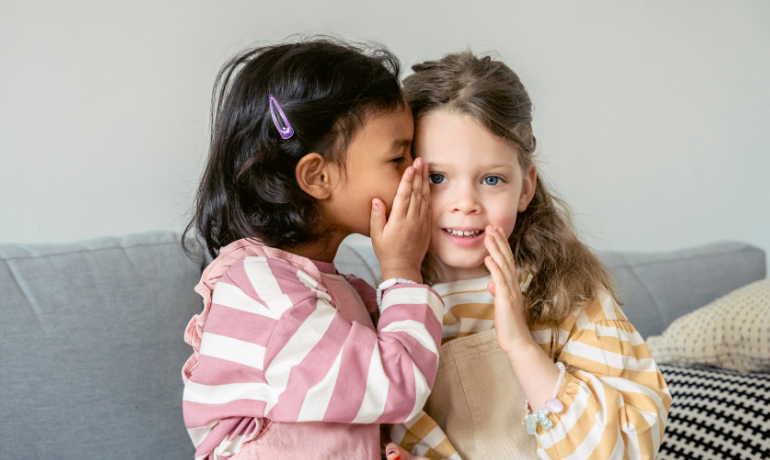 انتقال القمل بين الأطفال بسبب تلامس الرؤوس أو مشاركة الأدوات الشخصية.